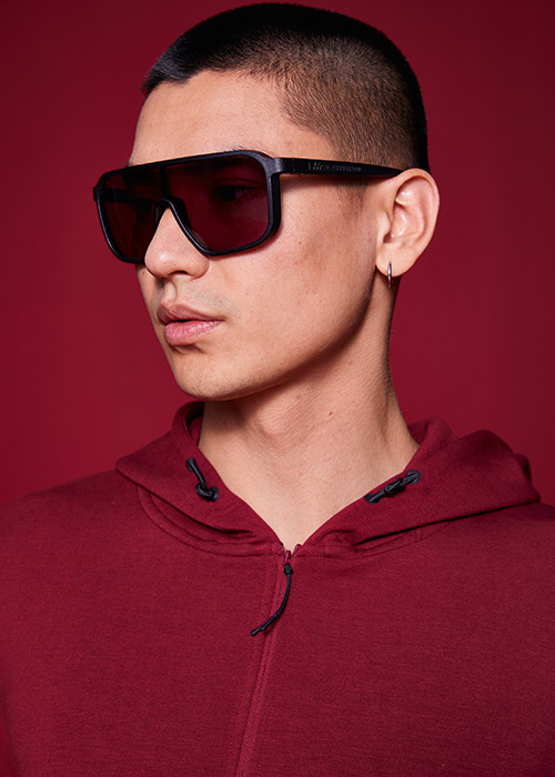 The cycling glasses combine functionality with minimalist design.