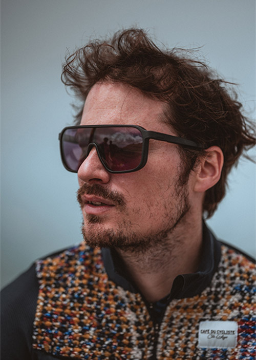 Man wearing ILEVE DISTRICT cycling glasses N°1 with patented technology on the summit of Mont Ventoux