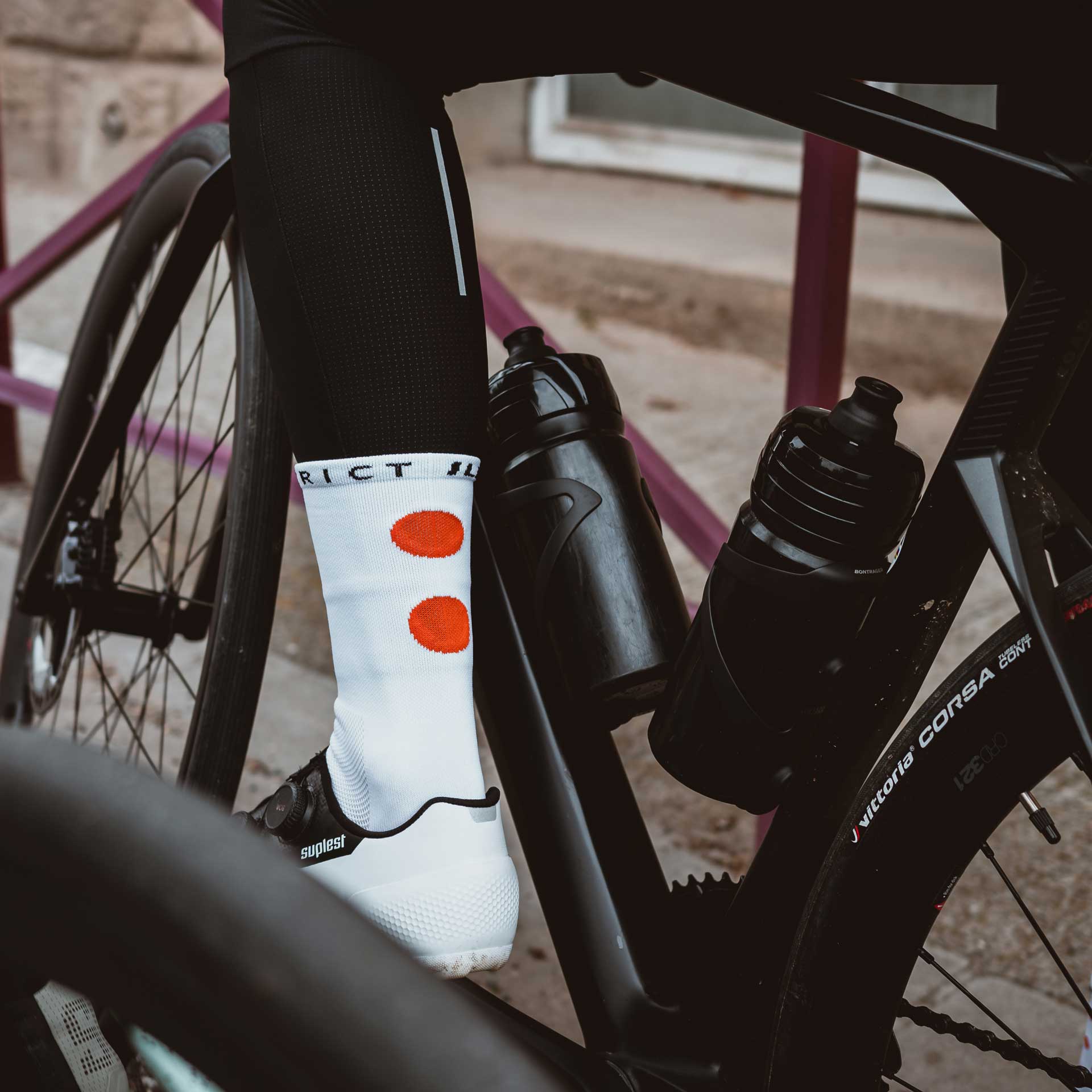 ILEVE-cycling-socks-white-20cm_women-dirty-sox